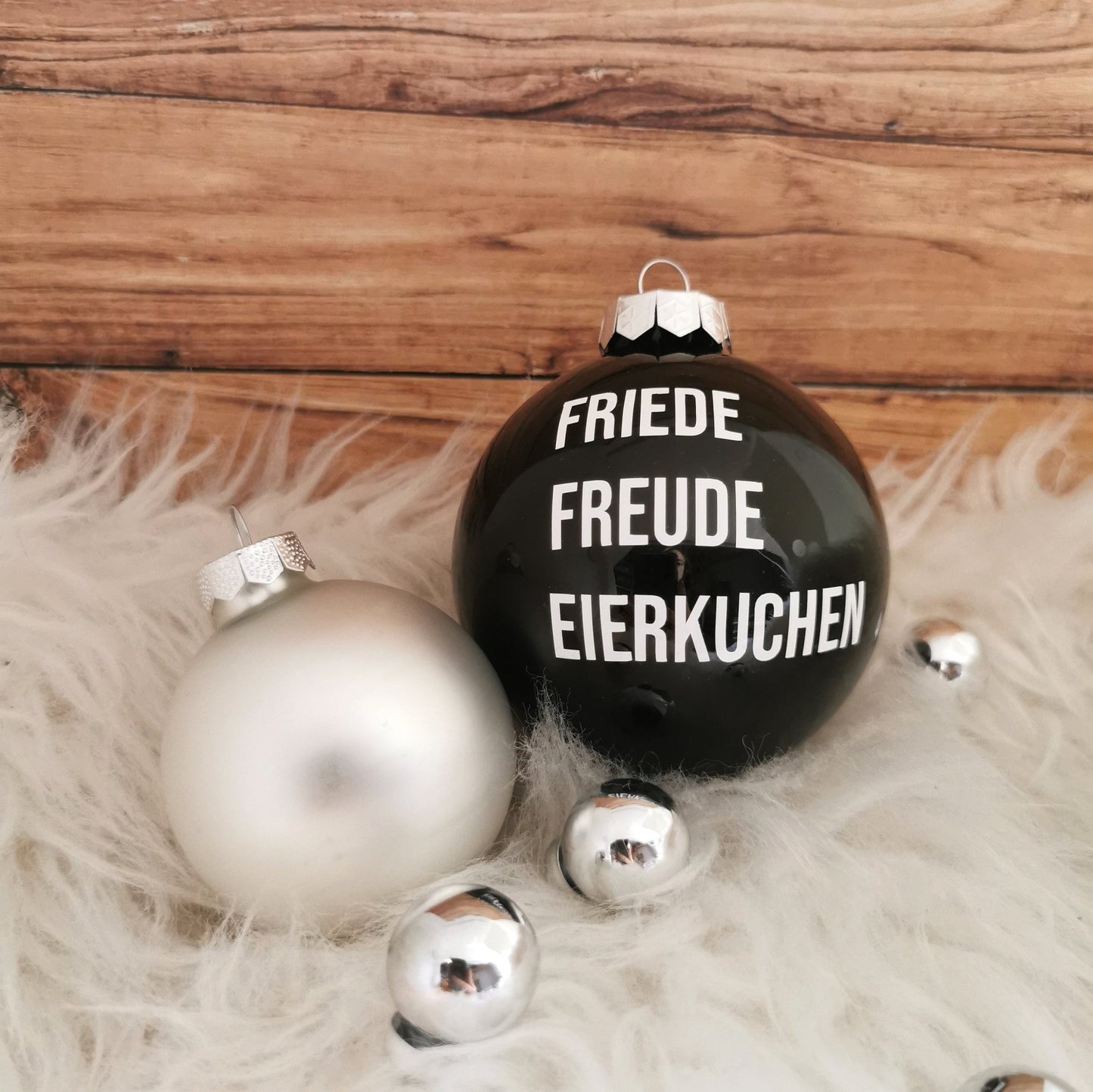 Weihnachtskugel - "Friede, Freude, Eierkuchen" - Party im Karton