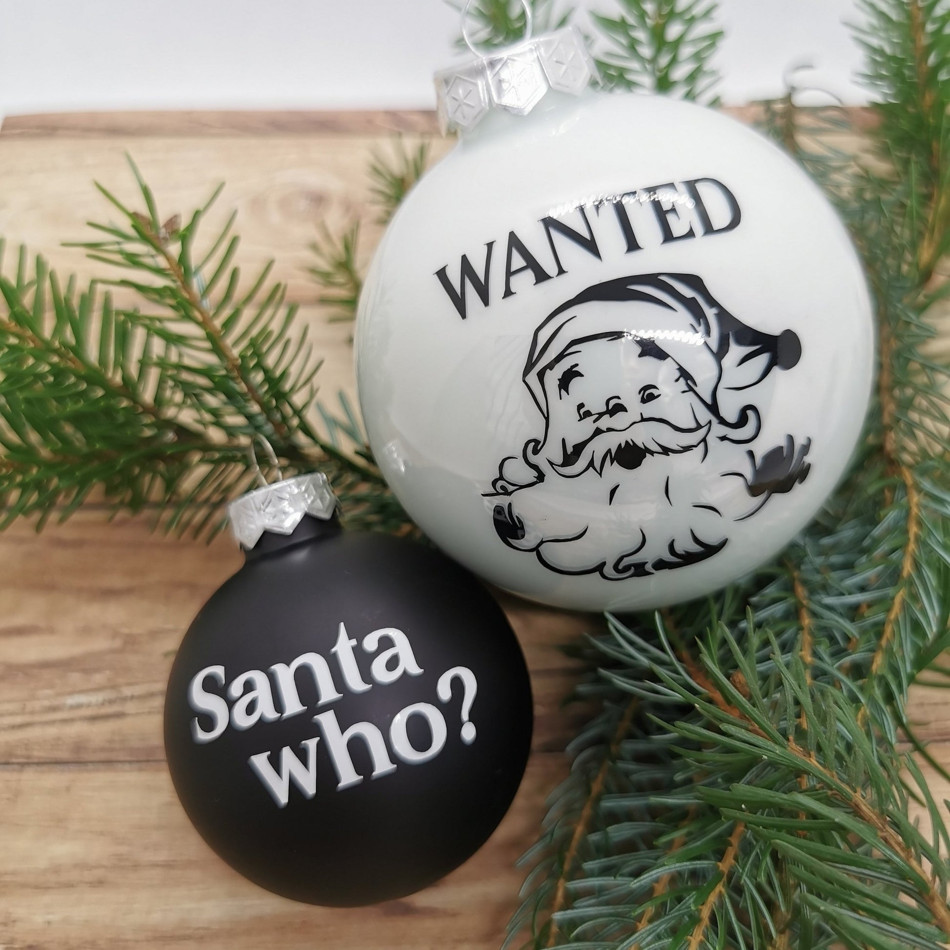 Weihnachtskugel - "Santa who?" - Party im Karton